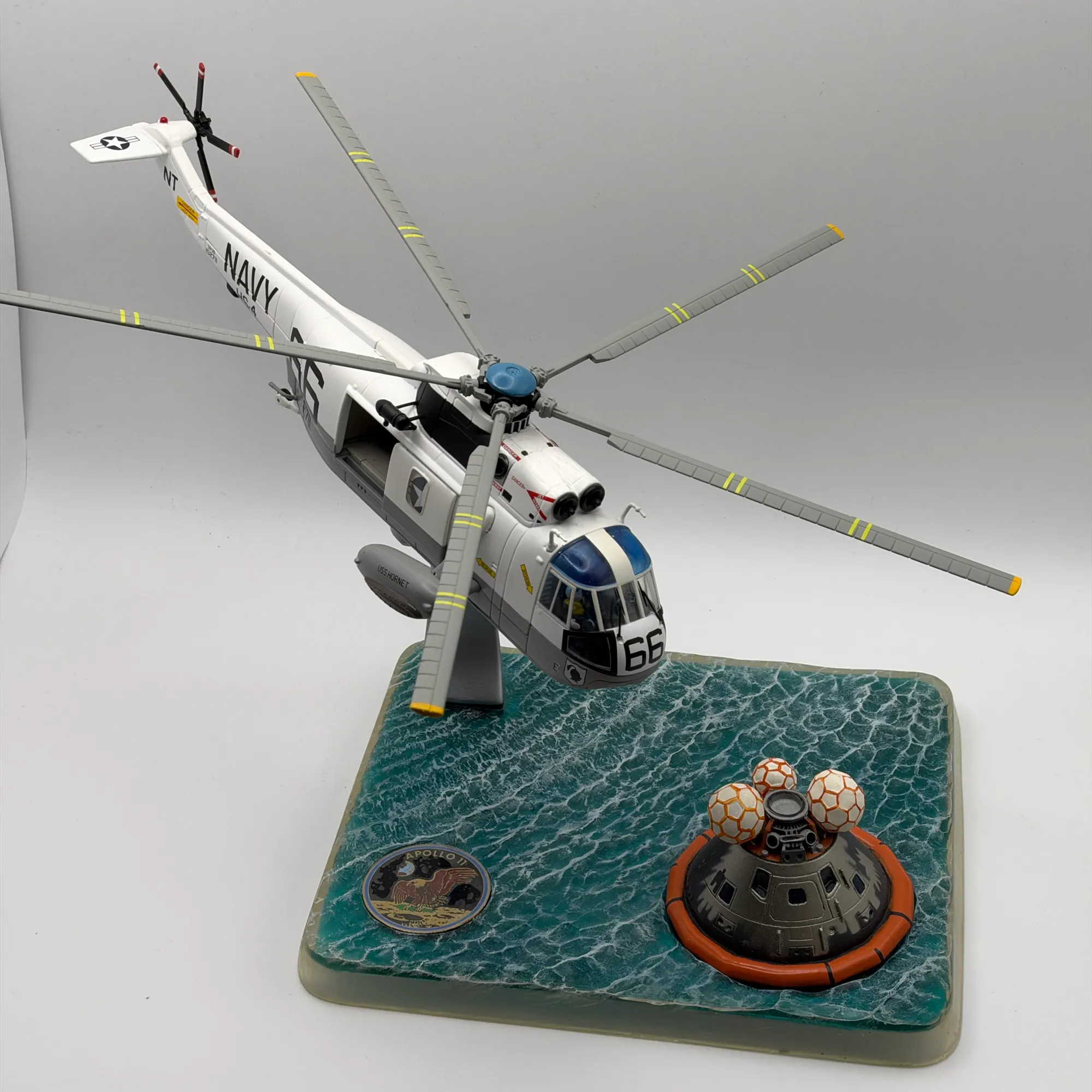Corgi 1:72 Sikorsky SH-3D Sea King Diecast US Navy HS-4 66 Apollo 11 Recovery AA33402, photo 1